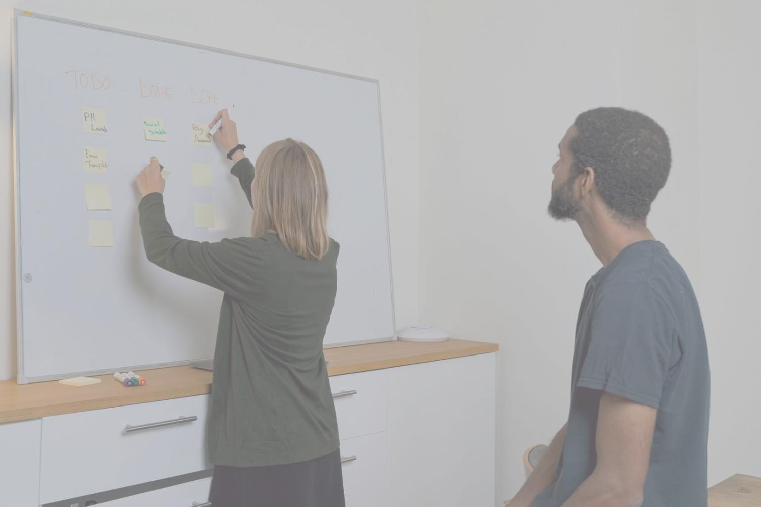 Persona aprendiendo conceptos financieros en un entorno digital moderno